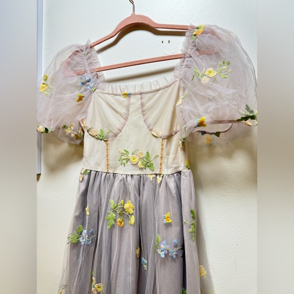 Lilac floral embroidered dress. - Picture 5 of 6